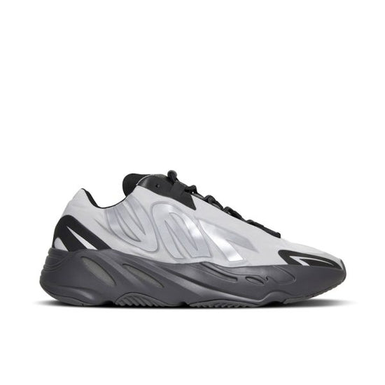 YEEZY BOOST 700 MNVN MÉTALLIQUE